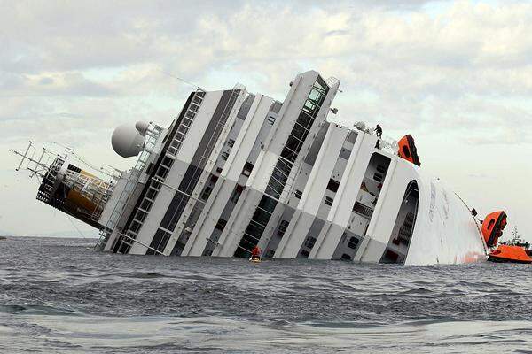 Der Kapitän bestritt jedoch eine Flucht von Bord. Er sei in ein Rettungsboot gestürzt und konnte nicht mehr auf die "Costa Concordia" zurückkehren. Er habe jedoch die Evakuierungsaktion unweit des Schiffes koordiniert.