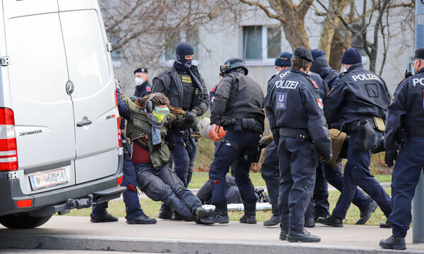WIEN: STADTSTRASSE - AKTIVISTEN BESETZTEN BAUM - PROTEST GEGEN RODUNGEN: RAeUMUNG