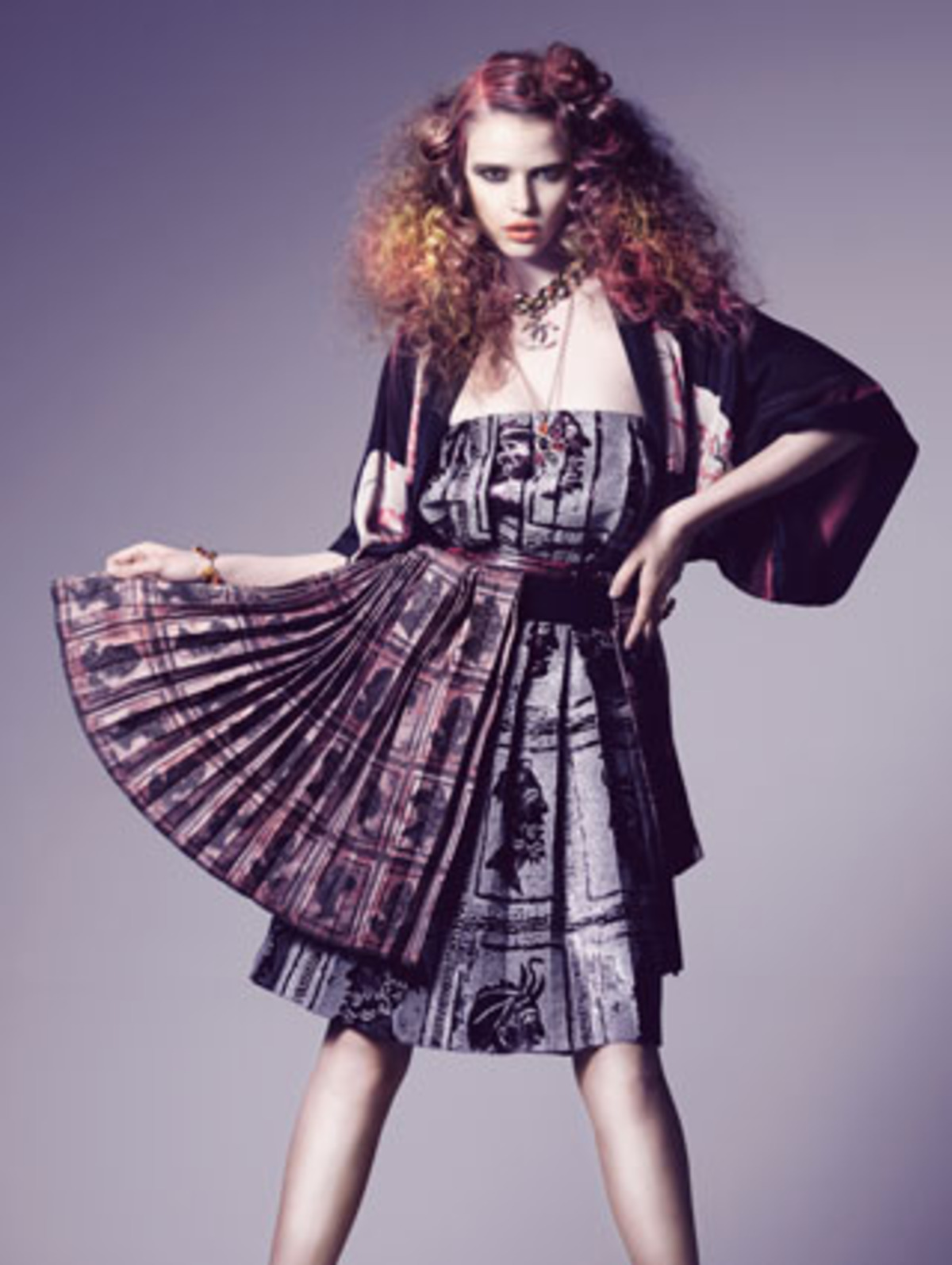 Kleid um 1250 Euro und Schürze um 1100 Euro, beides von Miu Miu bei Chegini, Mantel um 90 Euro von Penelope & Monica Cruz Collection bei Mango, Gürtel um 240 Euro von Miu Miu bei Chegini, kurze Kette von Chanel, Preis auf Anfrage, lange Kette um 3630 Euro und Anhänger um 8980 Euro, beides von CADA-Schmuck, Armband um 20.990 und Ring um 1790 Euro, beides von Tamara Comolli bei Haban.