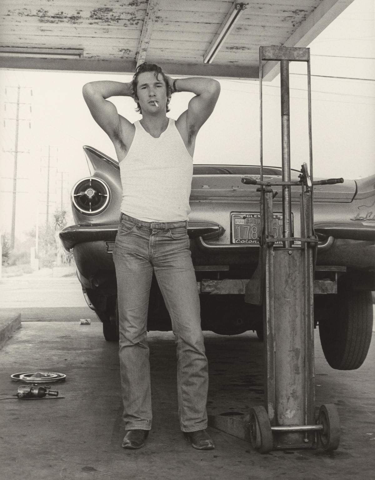 Herb Ritts gelang der große Durchbruch auf dem Gebiet der Photographie 1979 mit der Veröffentlichung einer Aufnahme des jungen Schauspielers Richard Gere, die zwei Jahre zuvor entstanden war. Richard Gere, San Bernardino, 1977.