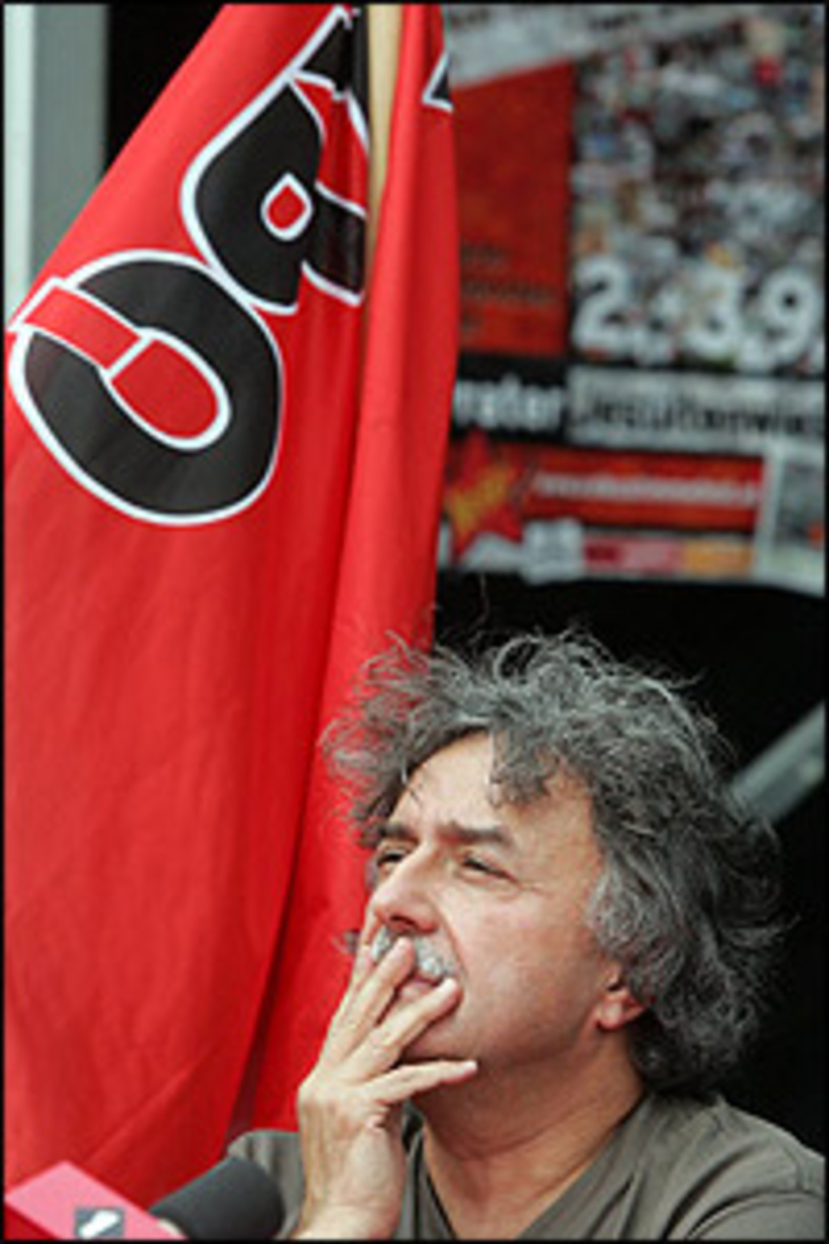 Die Parteispitze der KPÖ zeigte sich bei ihrer Wahlparty in ihrem Parteilokal in Wien-Neubau sowohl "hochzufrieden" als auch "ein bisschen enttäuscht". Diese Stimmung dürfte sich auch auf die rund 150 Sympathisanten und Funktionäre übertragen haben, richtige Jubelstimmung über die beinahe Verdoppelung der Stimmen wollte nicht aufkommen.