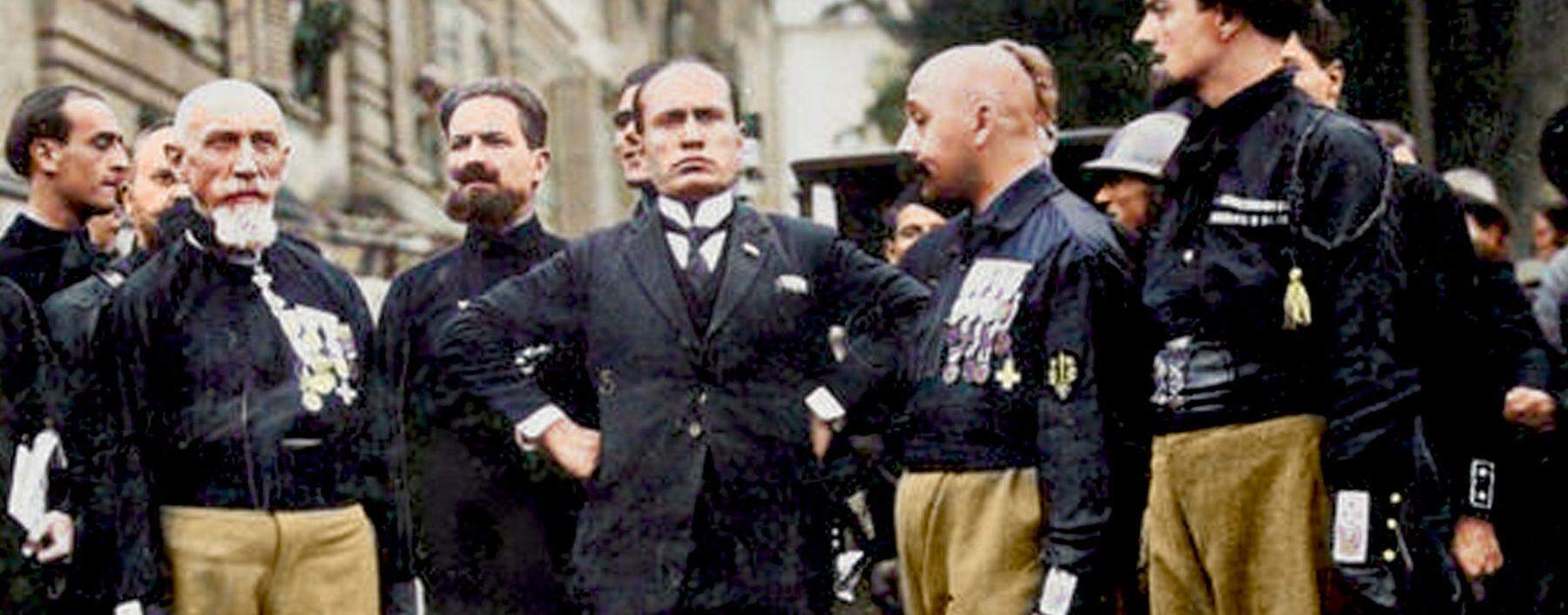 Mussolini, der Meister der martialischen Miene, mit Kampfgenossen am 28. Oktober 1922. 