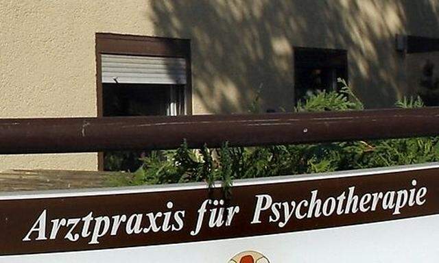 ARCHIV - Aussenansicht des Hauses der Psychotherapiepraxis im Berliner Stadteil Hermsdorf aufgenommen