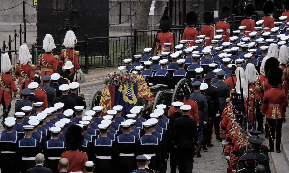 Der Sarg auf dem Weg in die Westminster Abbey.