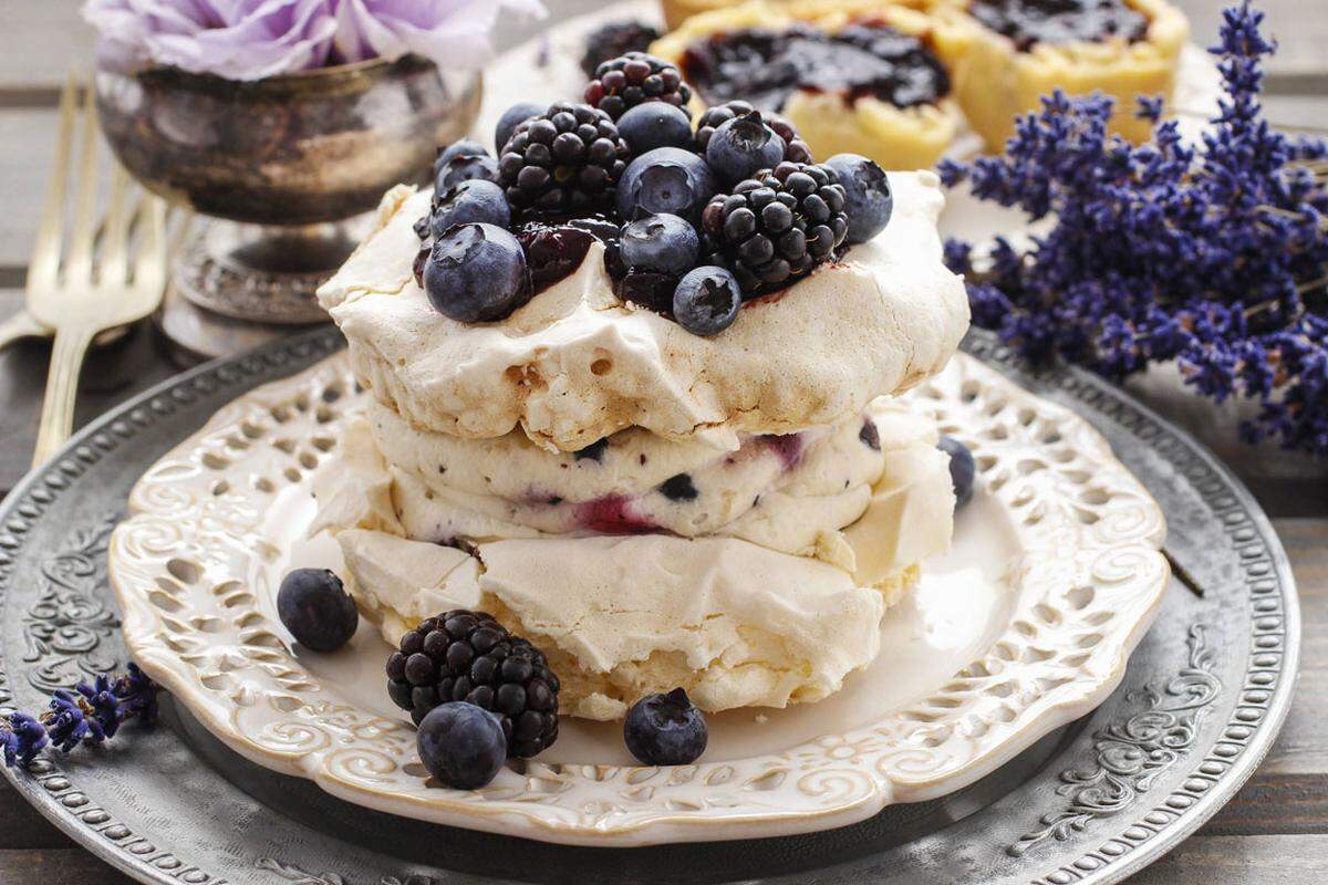 Obers, Früchte und Baiser ergibt ein Nationalgericht aus Australien und Neuseeland. Die himmlische Torte soll nach der russischen Ballerina Anna Pawlowa benannt worden sein, die Ende der 1920er Jahre in beiden Ländern Gastauftritte hatte.