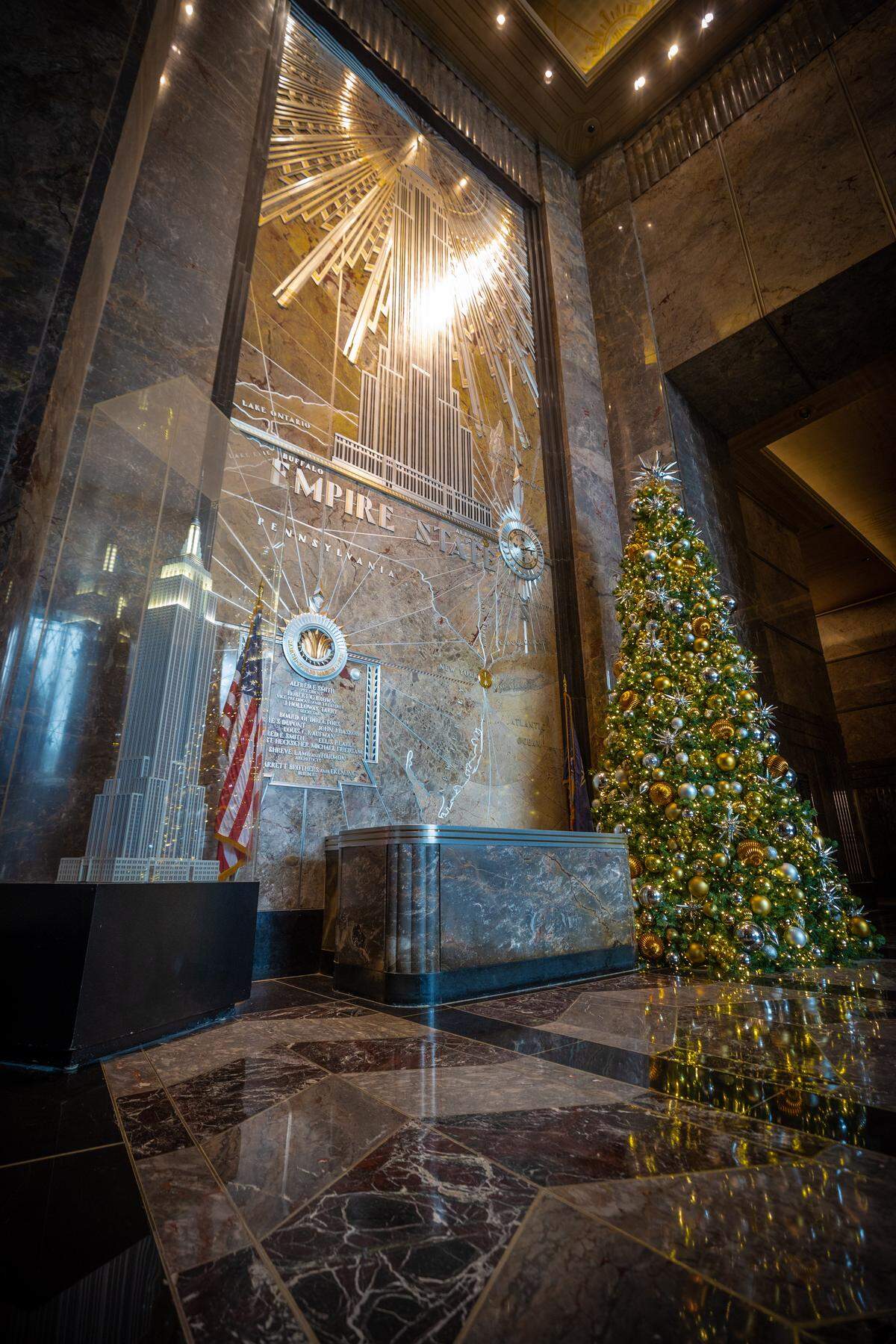 "Die Freude der Weihnachtszeit kann in jeder Ecke unserer neu gestalteten Observatory Experience zu spüren sein, von beeindruckenden Dekorationen bis hin zu unseren festlichen Pop-up-Anbietern", sagt Jean-Yves Ghazi, Präsident des Empire State Building Observatory.