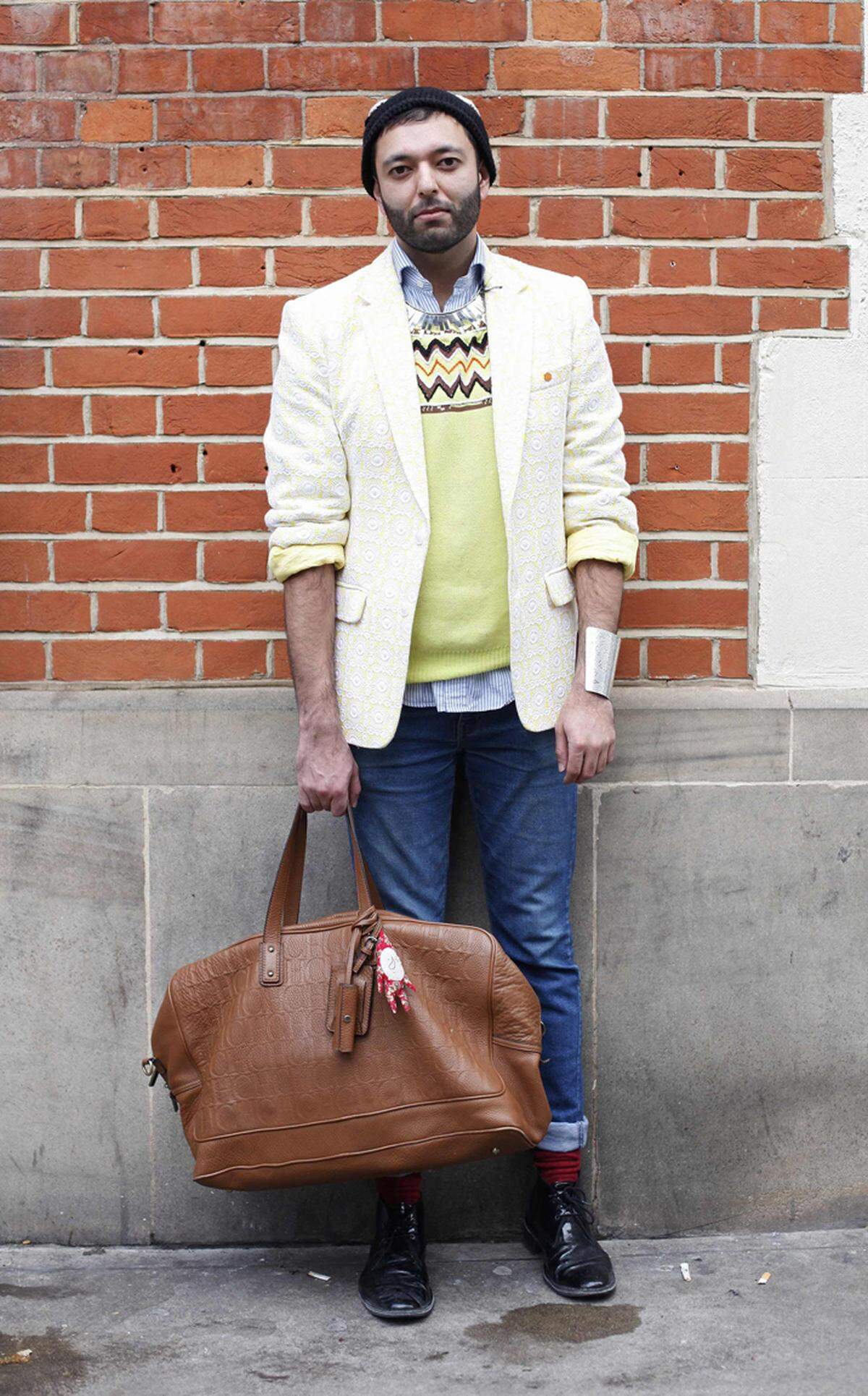 Auf die Accessoires kommt es an: Neben einer großen Man-Bag trägt Modeblogger Gurdeep Loyal auch einen breiten Armreifen.