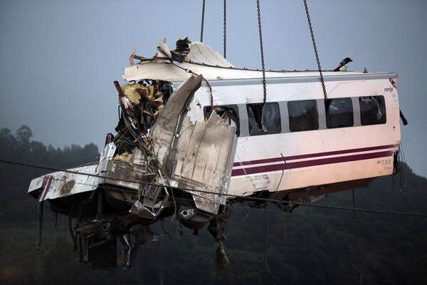 Am Morgen danach wurden die ersten Waggons von der Unfallstelle gehoben.