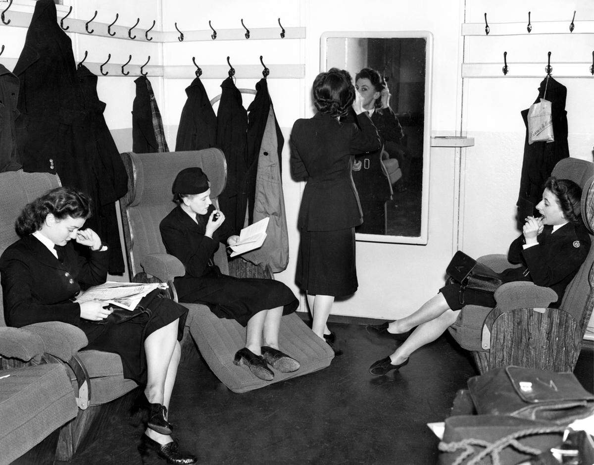Dem Aussehen der Stewardessen wurde immer große Bedeutung beigemessen. Vor ihrem Einsatz machten sich diese Flugbegleiterinnen 1948 in London hübsch.