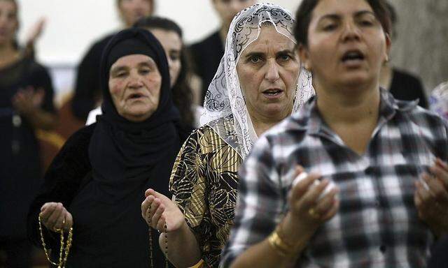 Irakische Christen fliehen vor den Islamisten in kurdische Gebiete.