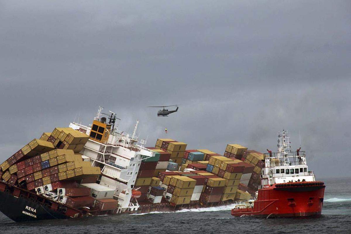 Tauranga, Neuseeland. Der Frachter Rena ist auf das Astrolabe-Riff aufgelaufen und verliert Ladung und Schweröl.