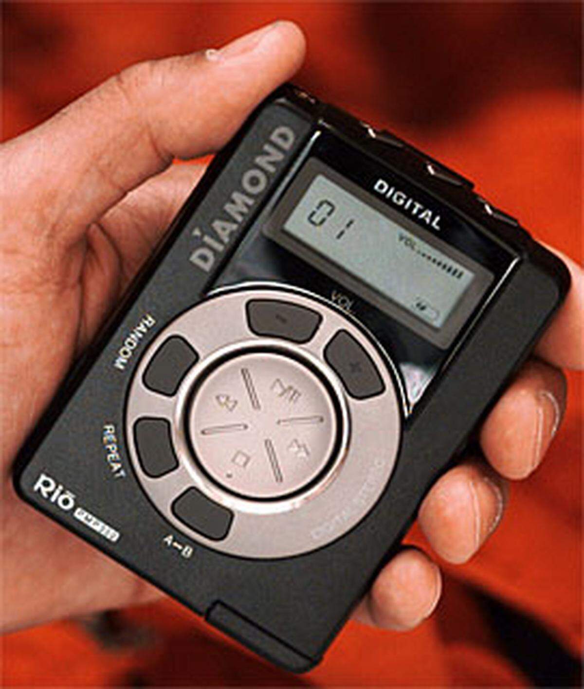 Nein, der iPod ist weder der einzige, noch war er der erste mp3-Player. Schon 1999 - drei Jahre vor Apples Dauerbrenner - wurde auf der IFA der erste mp3-Player vorgestellt.  Im Bild zu sehen ist ein Gerät der ersten Generation von Rio.