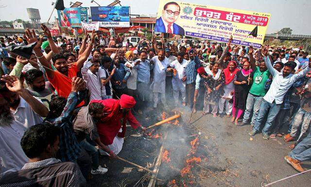 Bei den Demonstranten handelte es sich um Dalits - eine Gruppe, deren Angehörige früher "Unberührbare" genannt wurden und noch immer diskriminiert werden.