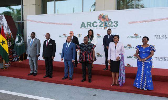 Ghanas Präsident Nana Akufo-Addo posiert für ein Gruppenfoto mit afrikanischen Staats- und Regierungschefs während der Eröffnungsveranstaltung der Konferenz der Afrikanischen Union über Reparationen in Accra, Ghana, am 14. November 2023.