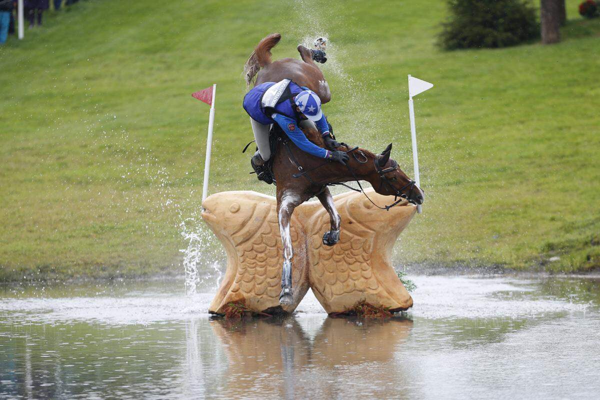 Mikhail Nastenko stürzt mit seinem Pferd in den Wassergraben - fotografiert bei den FEI European Eventing Meisterschaften in Blair Castle, Schottland.