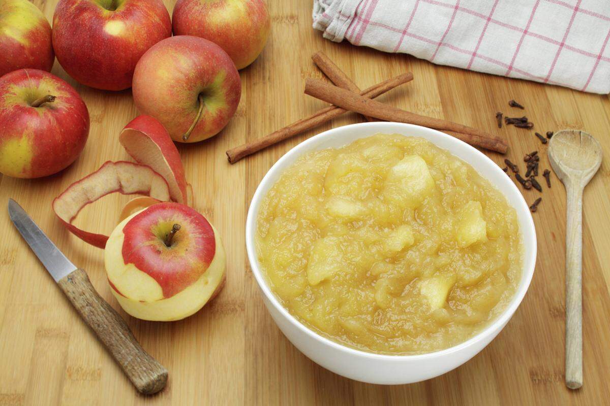 Obstmark in unterschiedlicher Zusammensetzung der Früchte eignet sich ebenfalls gut zum Süßen. 100 Gramm haben nur um die 50 bis 60 Kalorien und sind damit ein kalorienarmer Snack. Fruchtmark ist allerdings kein Fruchtmus. Das klassische Apfelmus wird meist extra gesüßt.