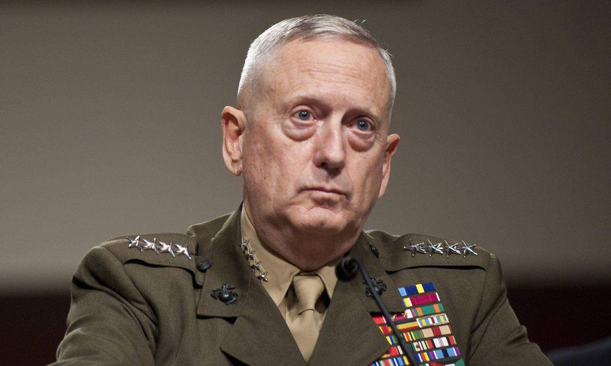 Bis jetzt: General in RuheAb jetzt:  Verteidigungsminister Alter: 66 44 Jahre diente Mattis dem Militär, zwischen 2010 bis 2013 war er als Nachfolger von David Petraeus Chef des US-Zentralkommandos, wo er schließlich mit US-Präsident Barack Obama überwarf. Mattis wurde vor dem geplanten Dienstende abberufen.