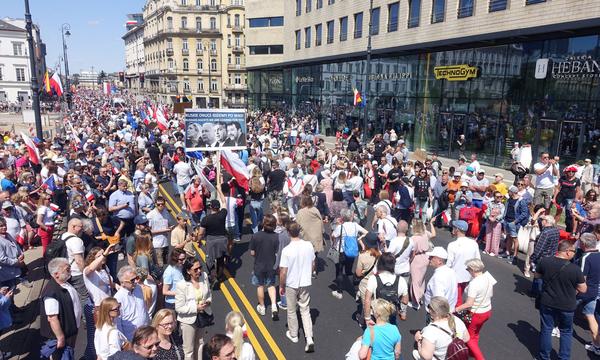 Fast wie zu Zeiten des Protestes gegen die KP: Lech Wałęsa marschierte mit.