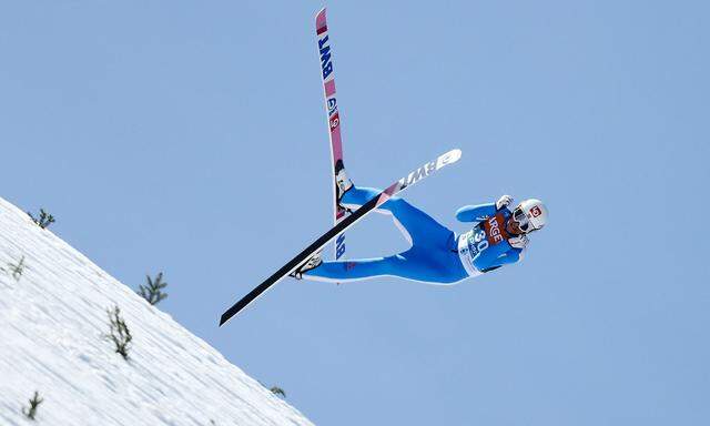 Der Norweger Daniel Andre Tande schlug heftig auf dem Boden auf.