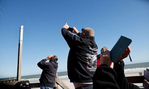 Ein Bild vom 4. Februar aus den USA: Menschen fotografieren den mutmaßlichen chinesischen Spionageballon, der vor der Küste in Surfside Beach, South Carolina, USA, schwebt.
