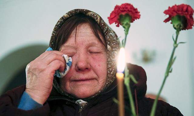 Eine Frau weint während einer Gedenkfeier der Katastrophe vor 30 Jahren.