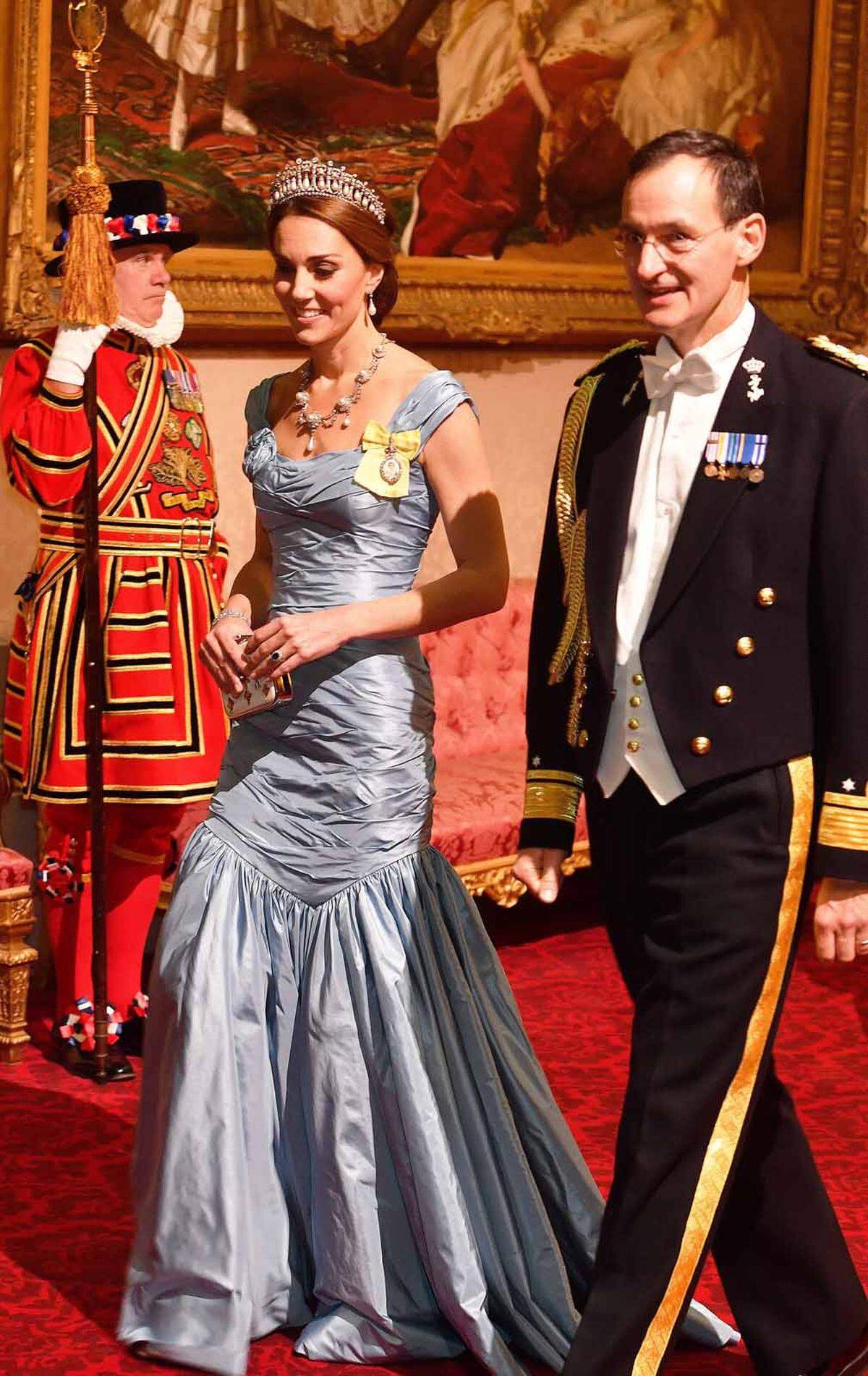 Herzogin Catherine begleitete den niederländischen Rear Admiral Ludger Brummelaar. Das eisblaue Kleid stammt von Alexander McQueen. Am Haupt trug sie die "Cambridge Lover's Knot"-Tiara.