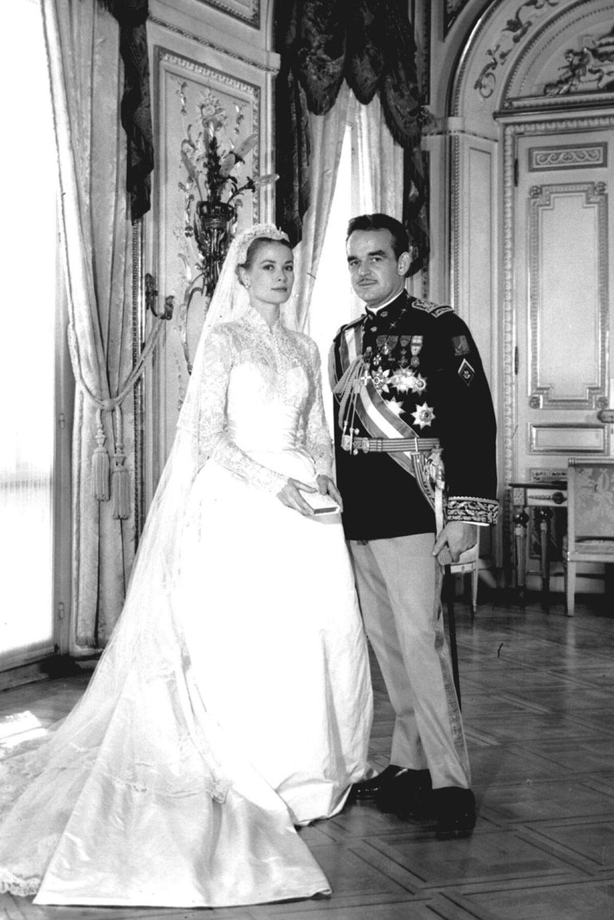Ein zeitloser Klassiker: Als Hollywood-Ikone Grace Kelly im April 1956 Fürst Rainier von Monaco heiratete und endgültig in die Geschichte einging, trug sie ein Brautkleid von Helen Rose.