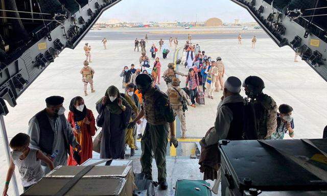 Transporter der spanischen Luftwaffe auf dem Flughafen von Kabul. Auch Österreich versucht, seine Staatsbürger aus dem Land auszufliegen.