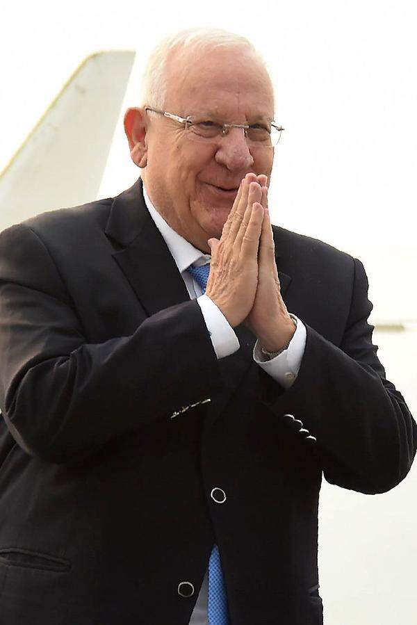 Israels Präsident Reuven Rivlin sagte in Jerusalem gegenüber der Internet-Zeitung "die jüdische" zum Sieg Alexander Van der Bellens bei der Bundespräsidentenwahl: "Ich bin froh, dass der Kandidat des aufgeklärten Österreich gewonnen hat. Wir müssen jederzeit gegen Faschismus aufstehen und diesen bekämpfen: egal in welcher Form und egal wo auch immer er auftritt."