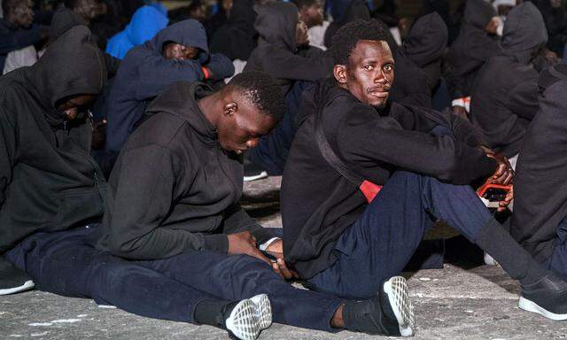 Afrikanische Migranten auf der kanarischen Insel El Hierro. 