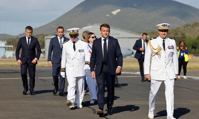 Emmanuel Macron mit Hochkommissar Louis Le Franc (Dritter von links) bei seiner Ankunft.