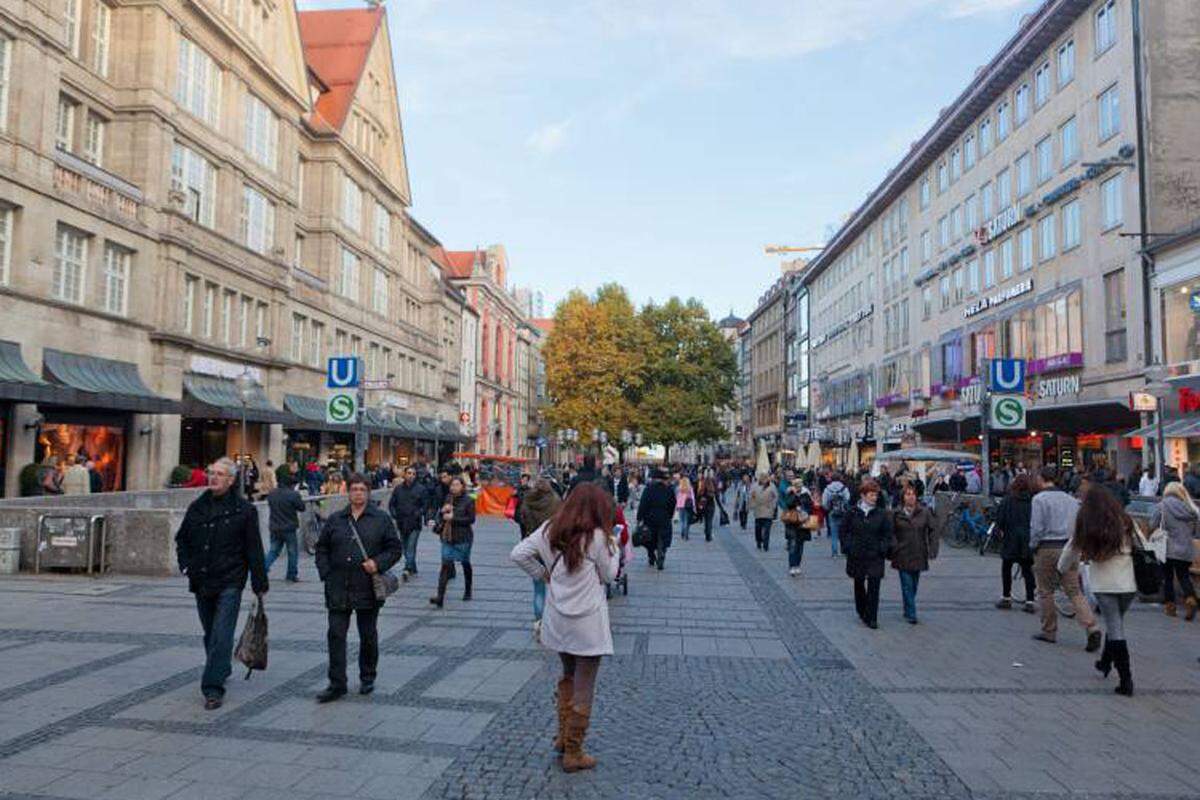 Die Kaufingerstraße ist eine der ältesten Straßen Münchens und grenzt direkt an den Marienplatz an. Sie ist mit Jahresmieten von 4200 pro Quadratmeter auch die teuerste Einkaufsstraße Deutschlands.