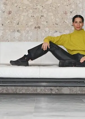 Ein Foto und rote Tulpen zum Geburtstag: Rebecca Horner entspannt vor dem Funkhaus in der Argentinierstraße. 