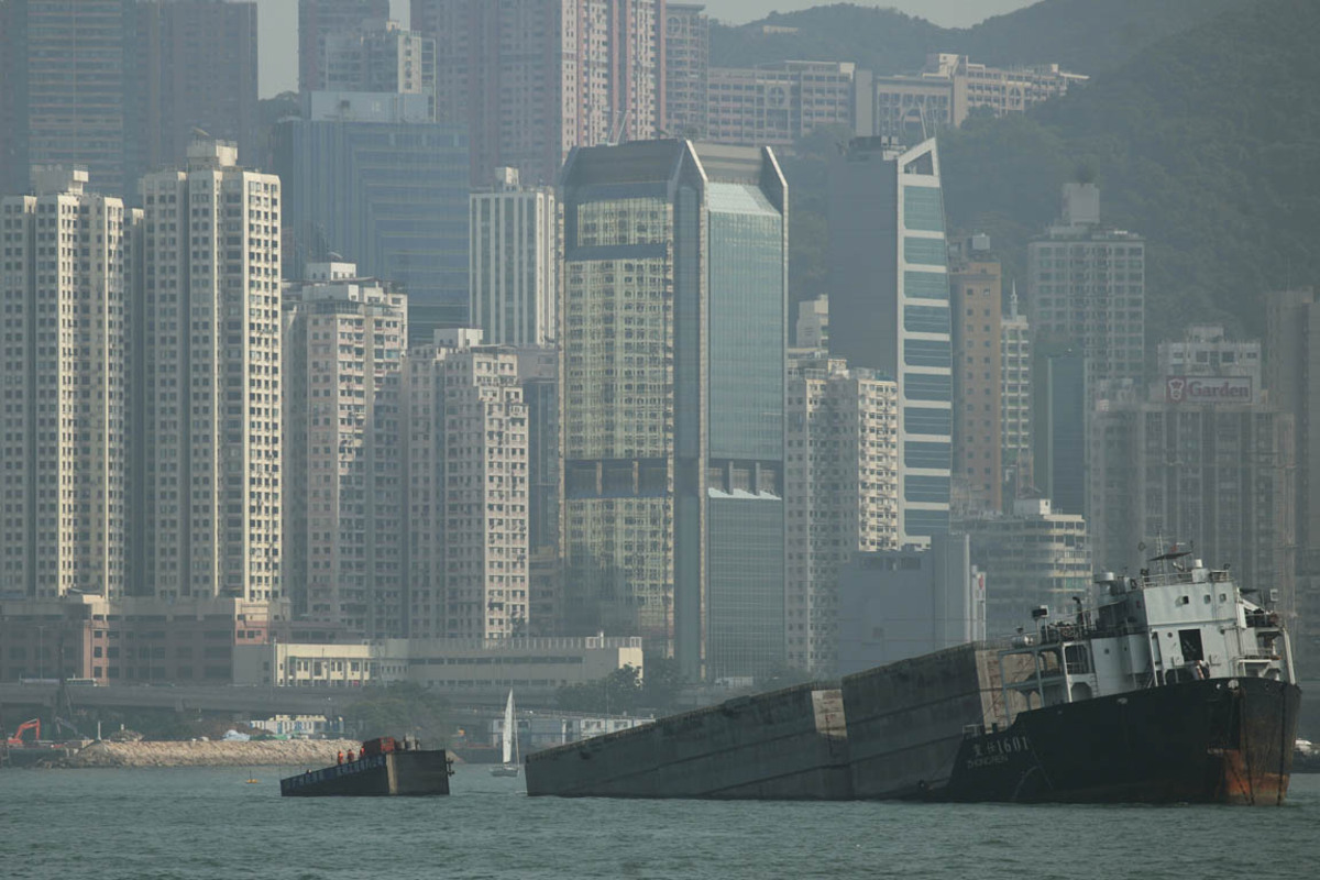 Das Mieten einer standesgemäßen Bleibe ist in Hongkong monetär kein Vergnügen. Seit einem Preiseinbruch Ende der 90er Jahre während der Asienkrise erlebt die einstige britische Kronkolonie und jetzige chinesische Sonderzone einen stetigen Immobilien-Boom. Günstige Steuerbedingungen und der Zugang zum chinesischen Wachstumsmarkt ziehen Investoren aus aller Welt in die Stadt.