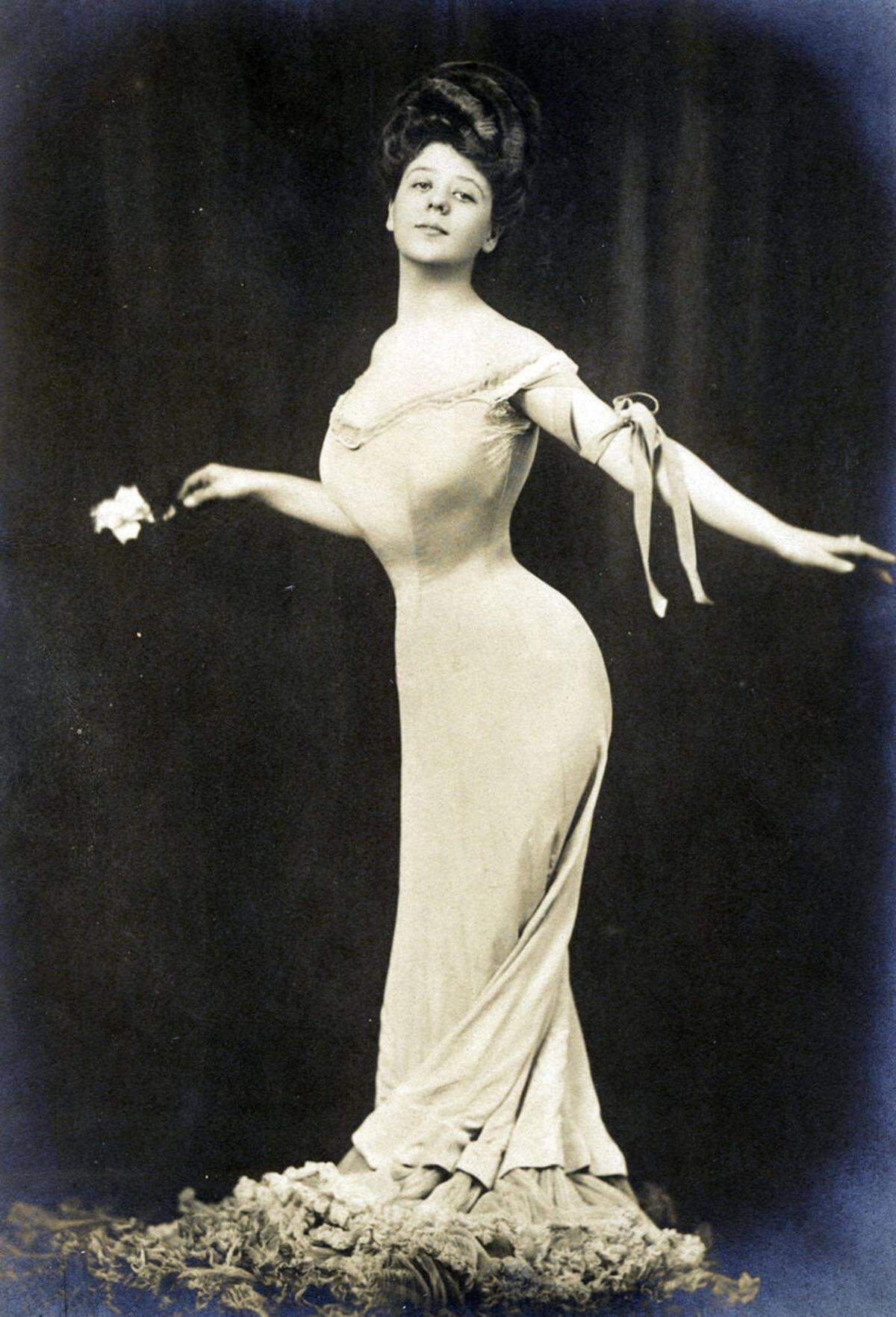 Das Gibson Girl zeichnet sich durch einen runden, weichen Körper aus, der durch ein Korsett in Form gebracht wird. Die belgische Schauspielerin Camille Clifford konnte mit diesen Attributen aufwarten.