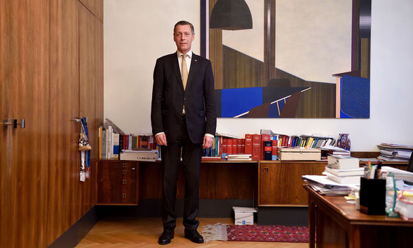 Christian Pilnacek in seinem Büro: Dass er auch Walter Rothensteiner und Josef Pröll empfing, sorgt für Aufregung.