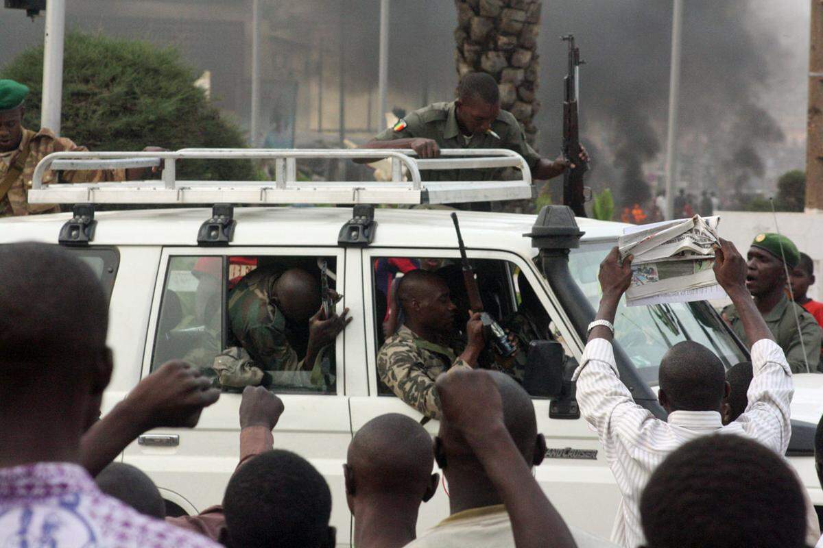 Meuternde Soldaten haben nach eigenen Angaben die Regierung im westafrikanischen Mali gestürzt.