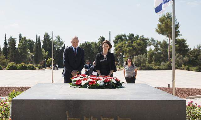 Staatssekretärin Karoline Edtstadler bei der Kranzniederlegung beim Grab Theodor Herzls.