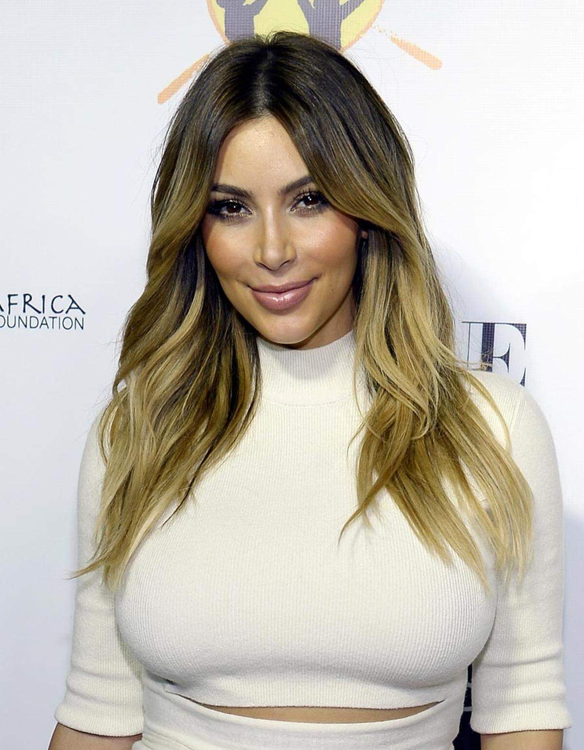 Mit makelloser Haut, vollen Lippen und hohen Wangenknochen kann Reality-TV-Star Kim Kardashian aufwarten.