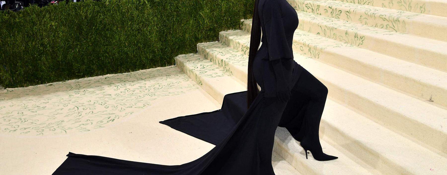 Kim Kardashian ganz in Schwarz, in einem sehr totalen Look von Balenciaga bei der Met Gala.