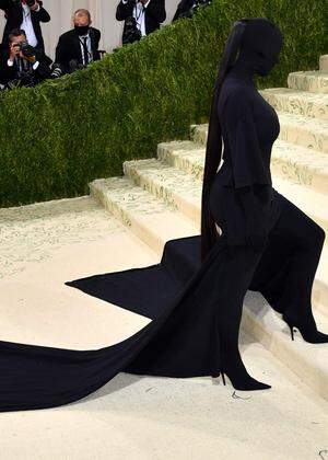 Kim Kardashian ganz in Schwarz, in einem sehr totalen Look von Balenciaga bei der Met Gala.