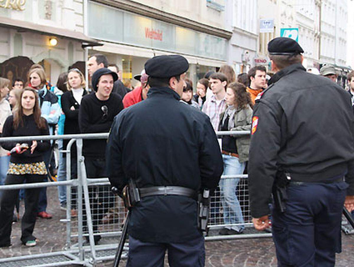 Die Polizei errichtet Sperren, um die beiden Gruppen zu trennen. Für den Riemerplatz, wo der Rosenkranz-Auftakt stattfindet, gilt als Schutz der FPÖ-Veranstaltung sogar ein "Platzverbot" - wer nicht nach Rosenkranz-Fan, Anwohner oder Journalist aussieht, wird nicht durchgelassen.