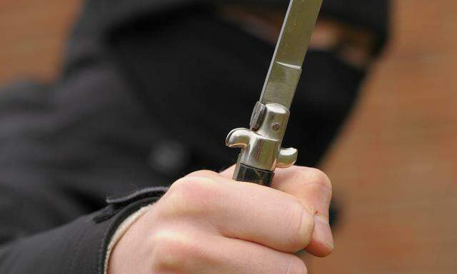 Symbolbild: Ein Jugendlicher hält ein Messer in der Hand.