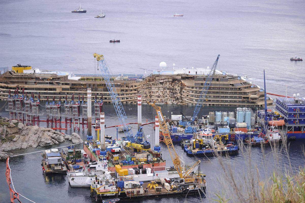 Mitte Juli soll das Schiff an einen anderen Ort geschleppt werden, um auseinandergenommen zu werden - das geschieht im Hafen von Genua, wie die italienische Regierung entschied.