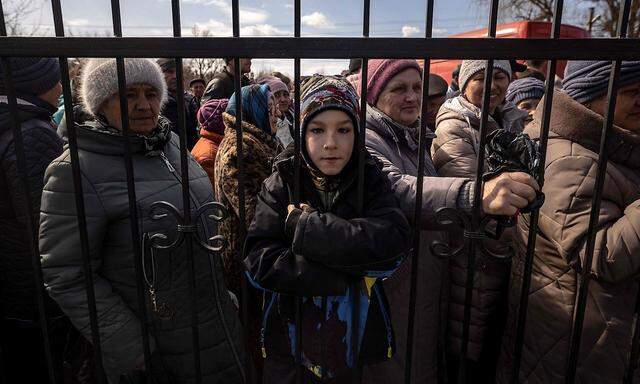 Warten auf Lebensmittel in der Stadt Trostianets. Für die ukrainische Zivilbevölkerung wird die Lage durch Russlands Angriff auf das Land immer verheerender. 