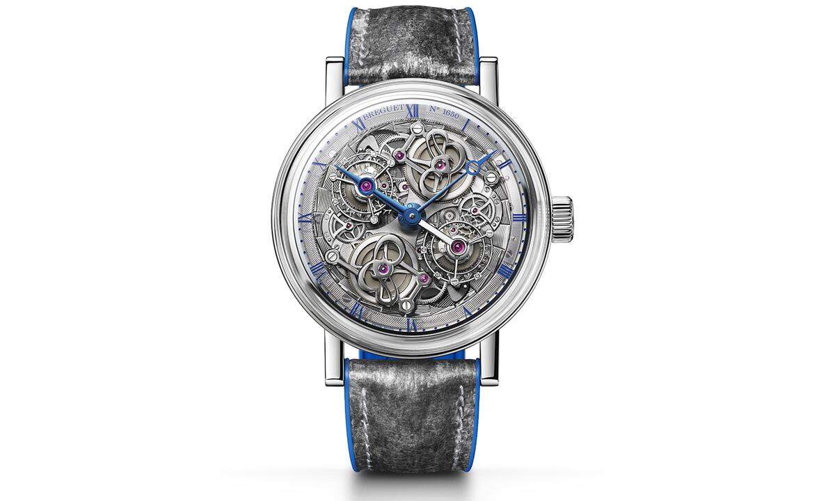 Dieses neue Modell ist eine Hommage an Abraham-Louis Breguet: Die Rückseite zeigt auch das Haus am Quai de l‘Horloge in Paris, in dem der legendäre Uhrmacher unter anderem das Tourbillon erfand. Das freigelegte Werk offenbart den Blick auf zwei Tourbillons, die die Platine über ein zentrales Differenzialgetriebe antreiben. Das Manufakturkaliber besteht insgesamt aus 738 Teilen!