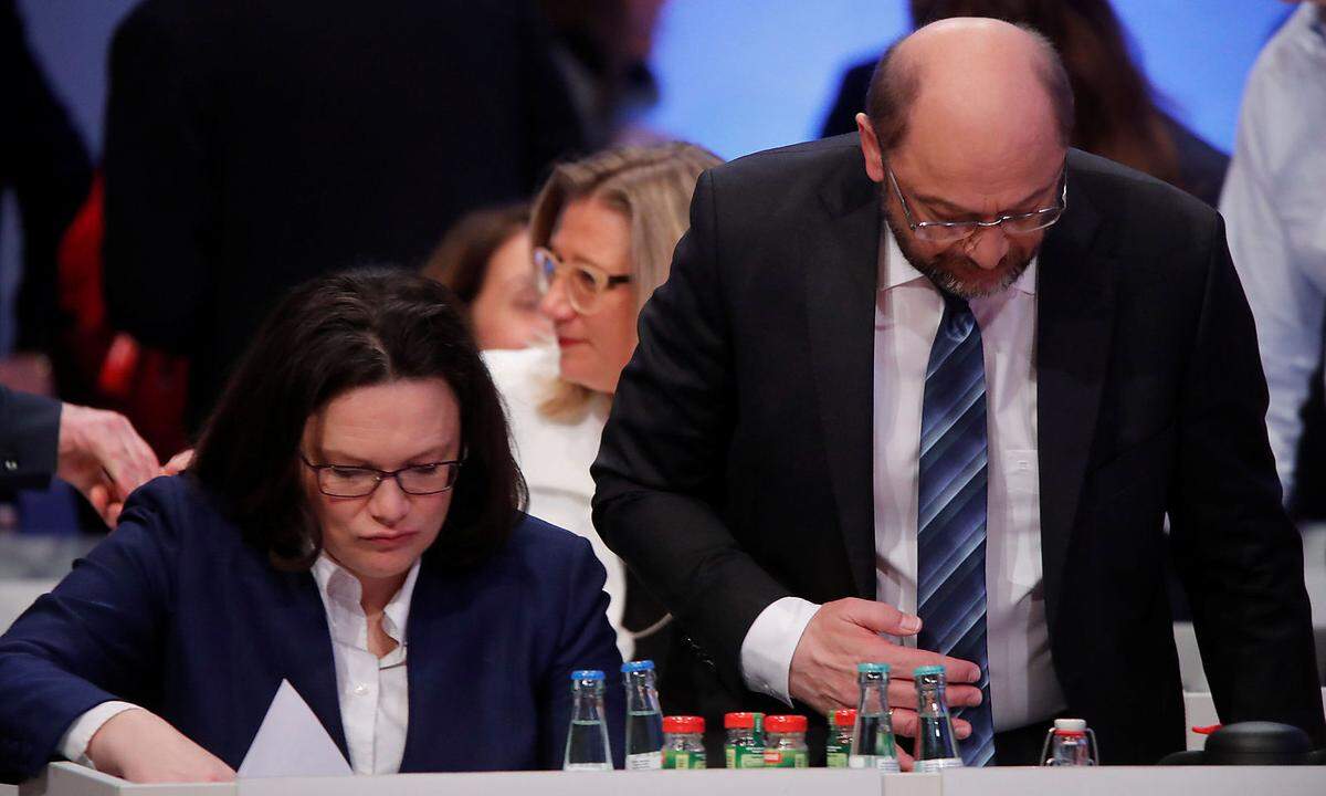 Ein SPD-Sonderparteitag macht den Weg für Koalitionsverhandlungen mit CDU und CSU frei. Allerdings ist die Mehrheit mit 56 Prozent knapp. Später heißt es vielfach, dass vor allem eine leidenschaftliche Rede von Fraktionschefin Nahles (im Bild links) die Zustimmung sicherte.