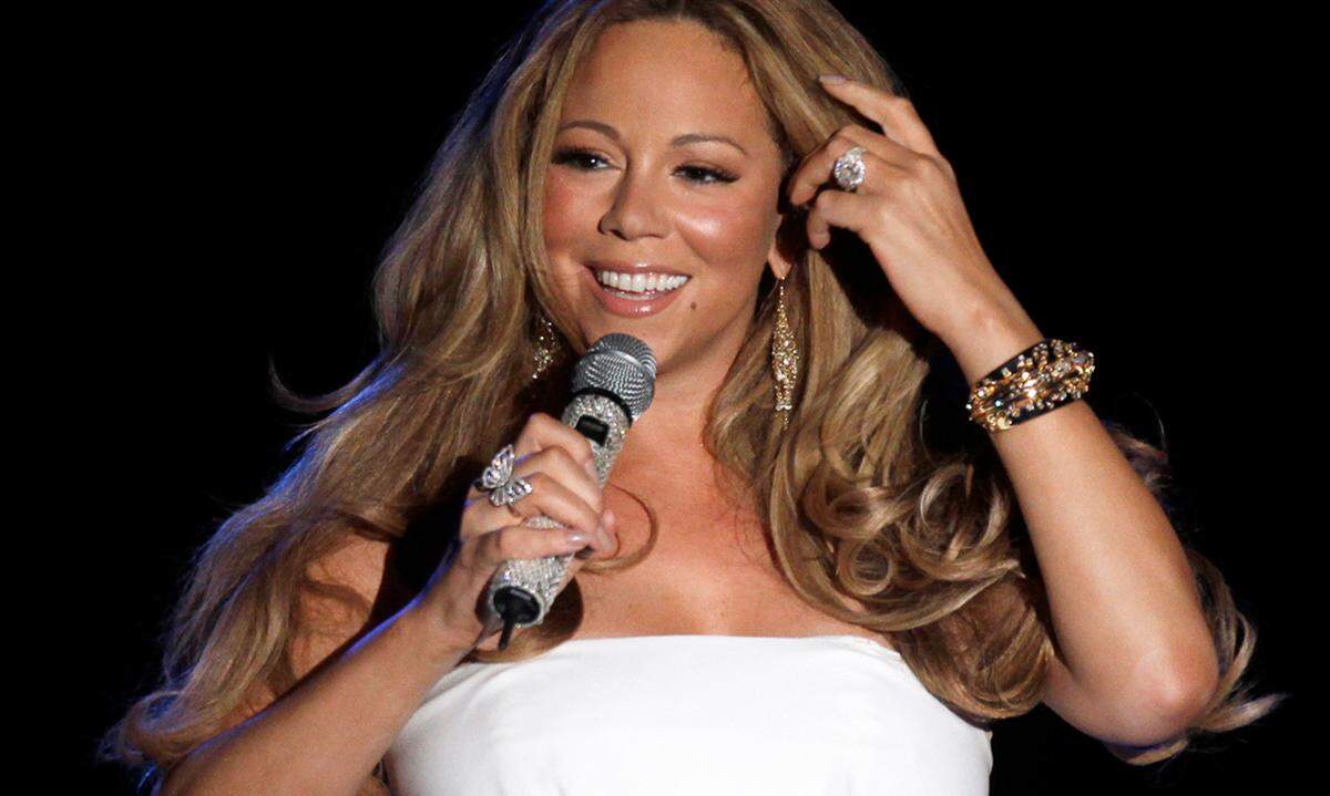 Mariah Carey hat die Show traditionell mit ihren Nummern "All I Want For Christmas Is You" und "Christmas Time Is In The Air Again" eröffnet.