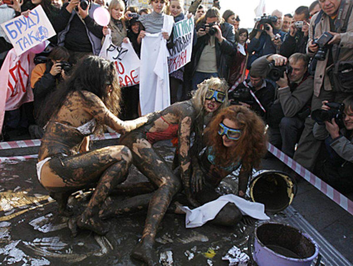 Im Oktober 2008 demonstriert "Femen" in Kiew mit einem öffentlichen Schlammringen gegen "schmutzige Politik".