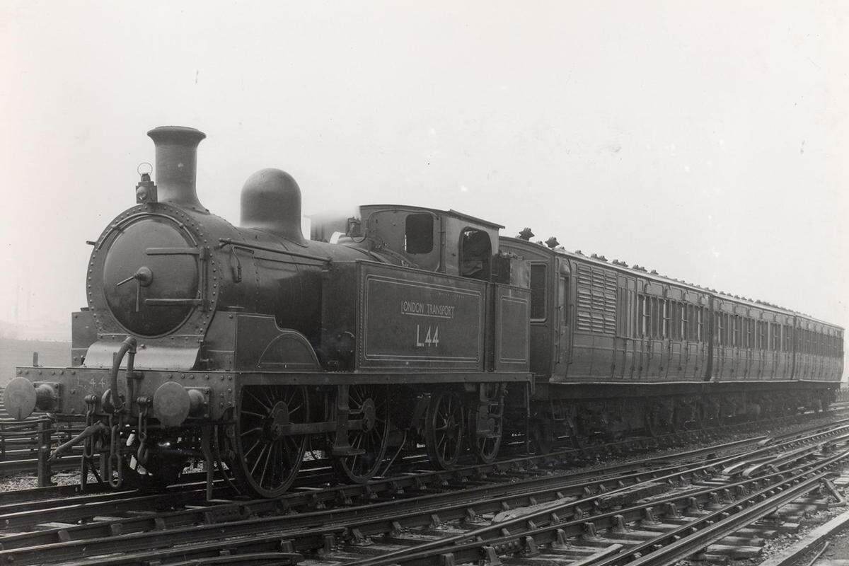 Doch am 9. Jänner 1863 war es soweit und die erste Dampflok rollte von Paddington nach Farringdon.Im Bild: Ein Zug der ersten U-Bahnlinie Londons, der Metropolitan-Line.